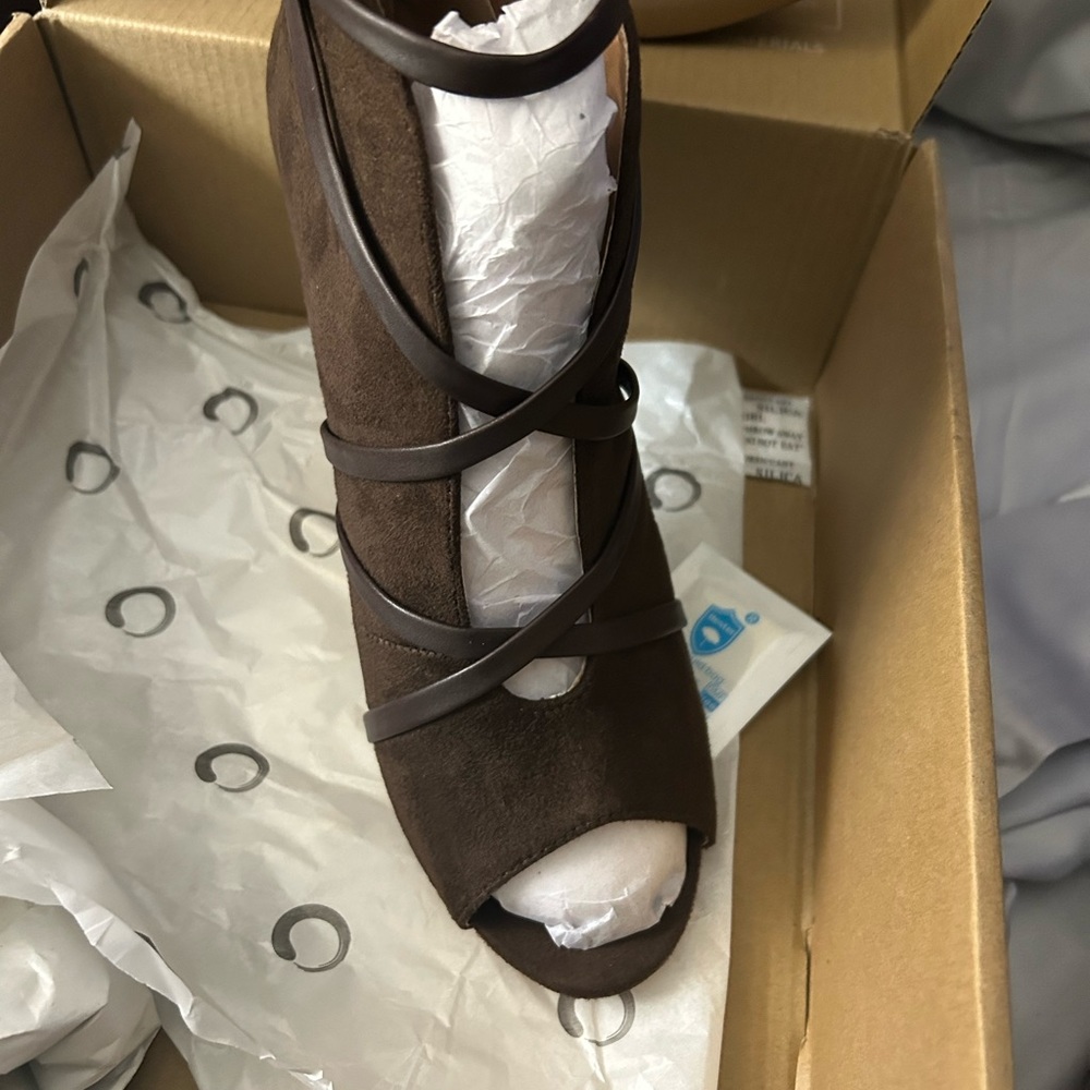 Beautiful brown stylish open toe booties never worn 3-4 inches estimated